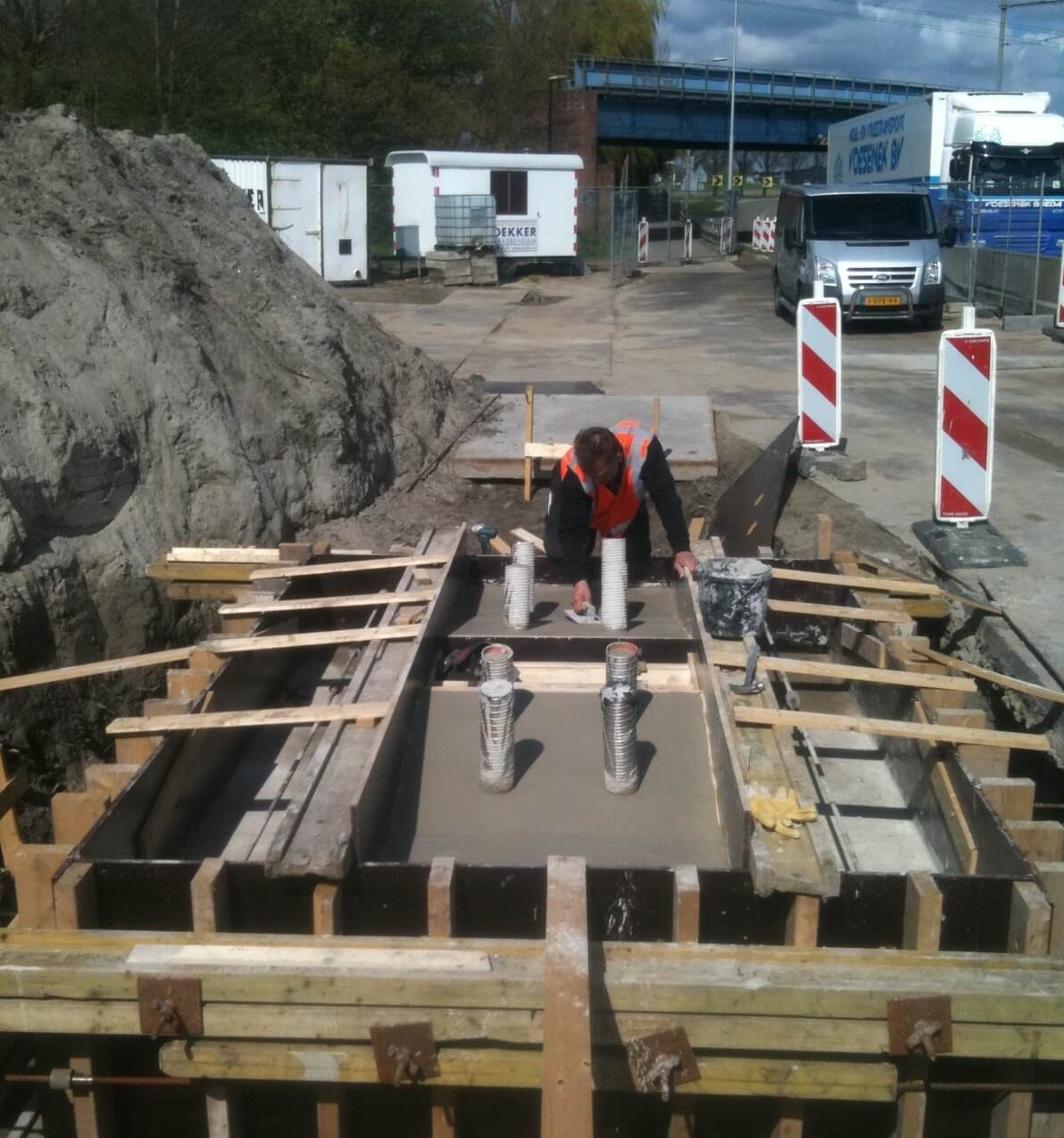 Beton%20is%20gestort%20voor%20de%201e%20voetplaat